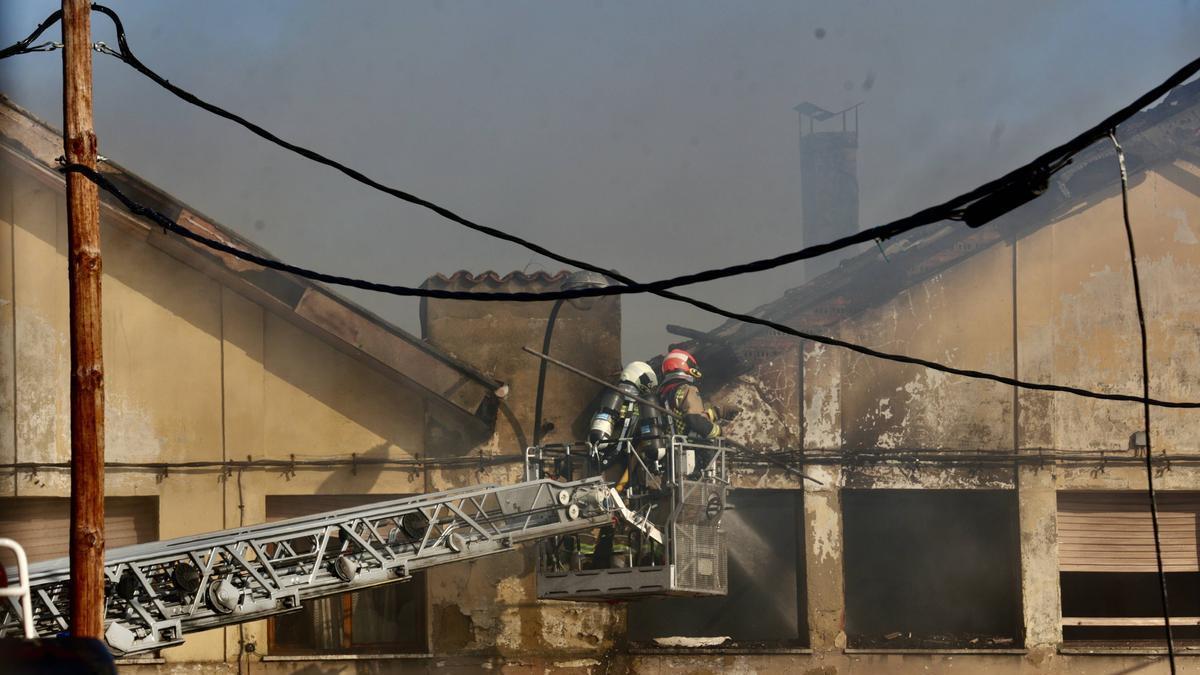 Los bomberos durante el incendio.