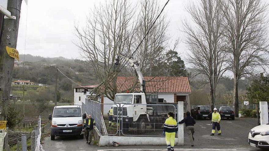 Trabajos en el tendido eléctrico en una parroquia de Marín. // Santos Álvarez