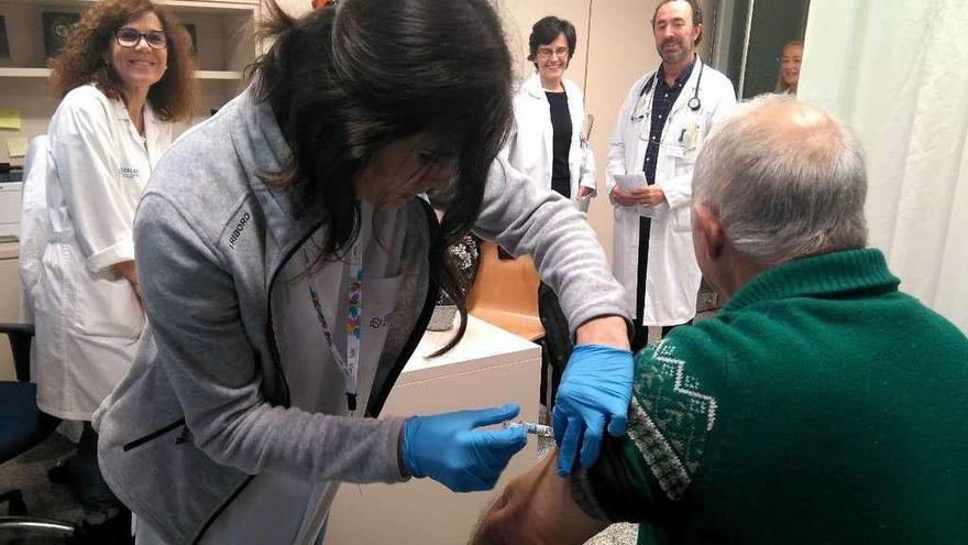 Una profesional del CHOP administra una vacuna a un usuario mayor de 65 años. // FdV