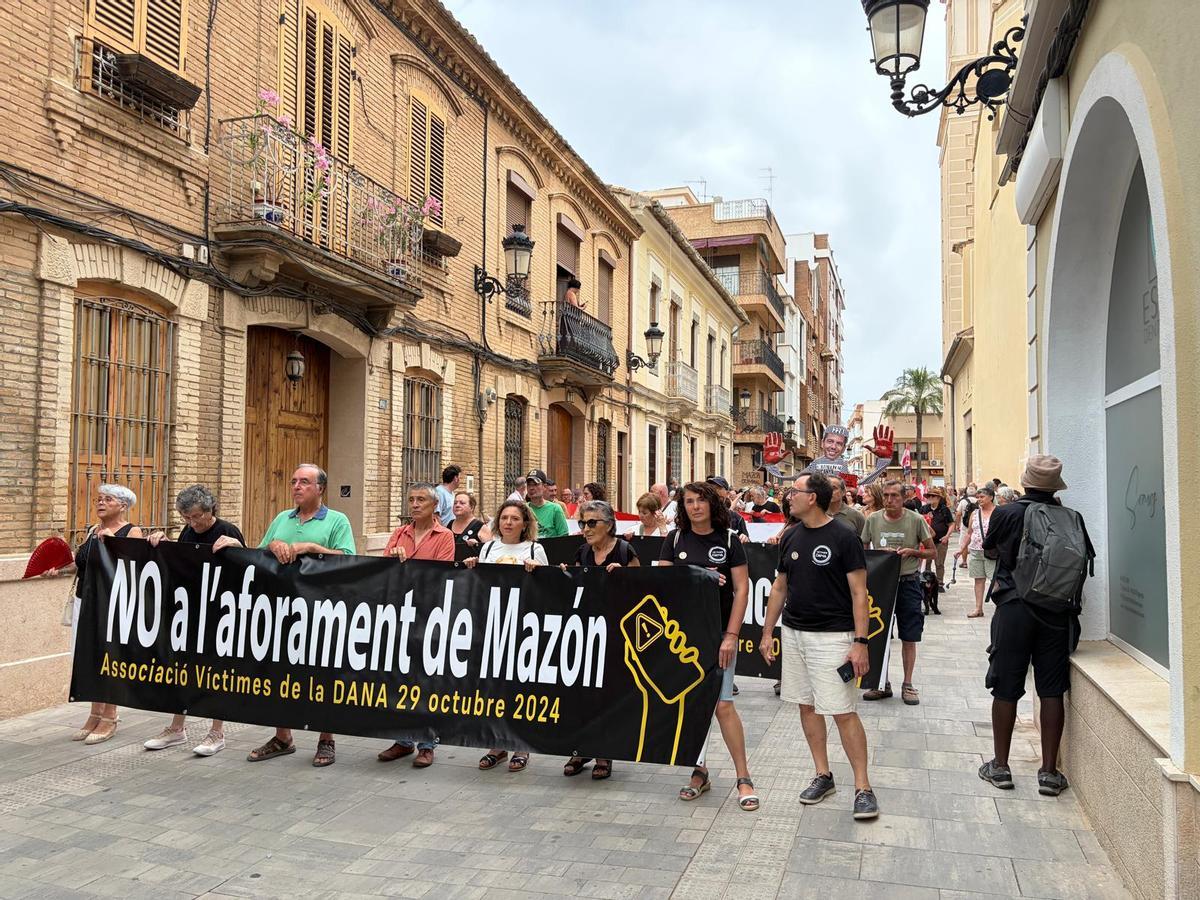 Pancarta sobre el aforamiento de Mazón este domingo en la manifestación de Paiporta