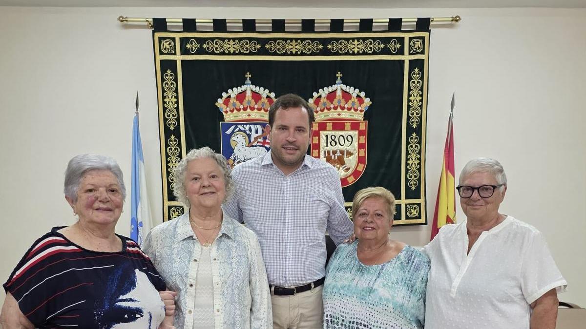Jorge Cubela y familiares de Antonio Pousada Pérez, el último alcalde republicano de Cotobade.