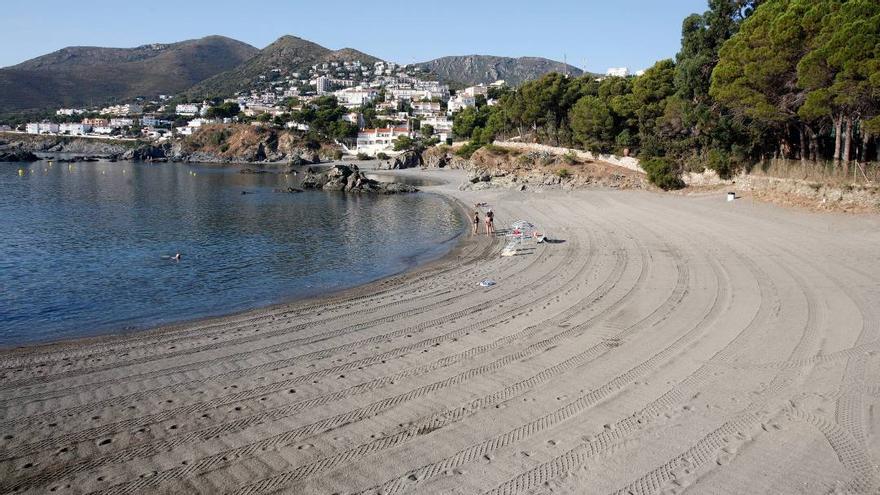 La platja de la Farella i l&#039;entorn en el qual s&#039;espera construir-hi habitatges i un hotel