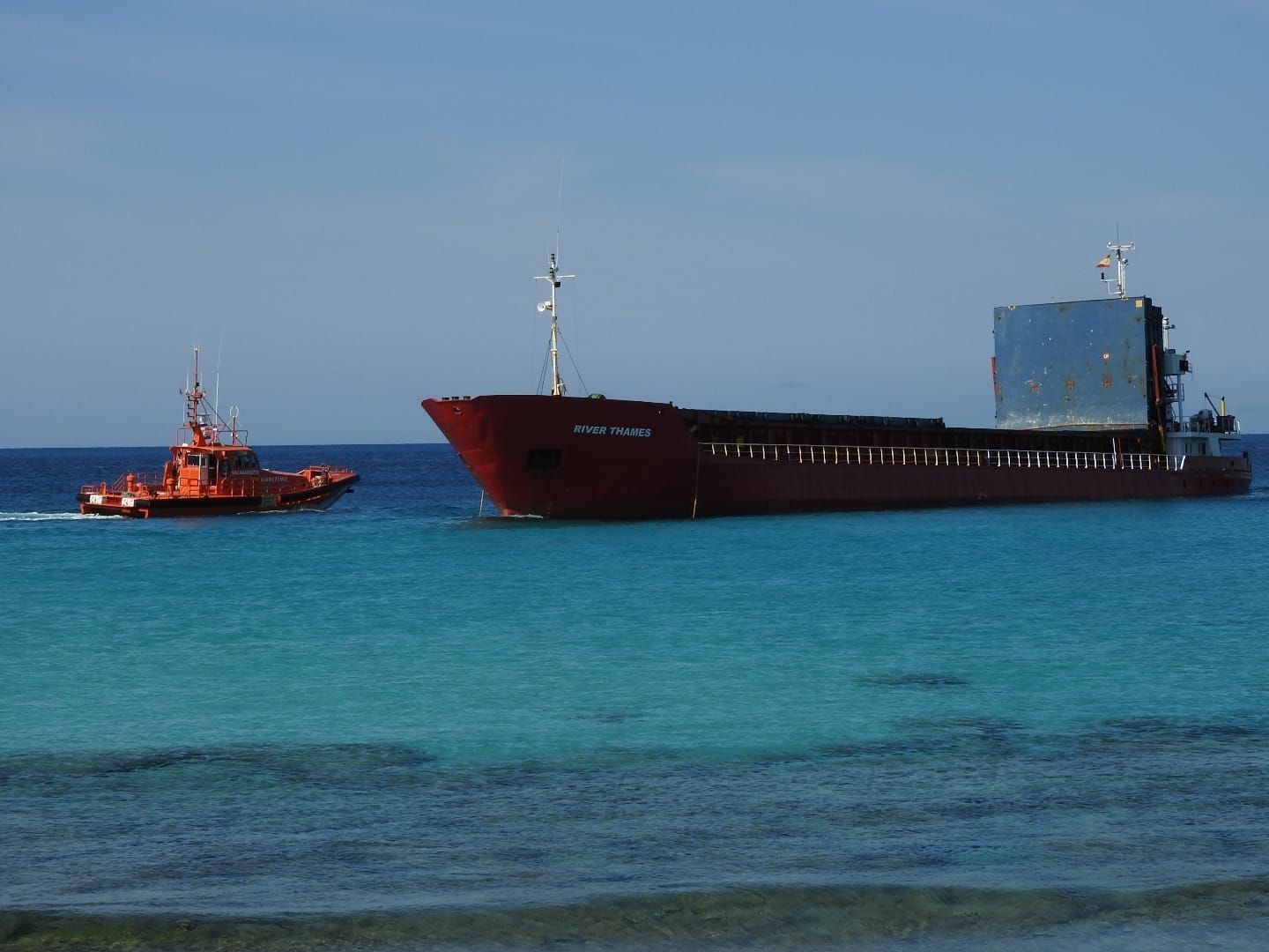 Un buque mercante encalla en una playa de Formentera