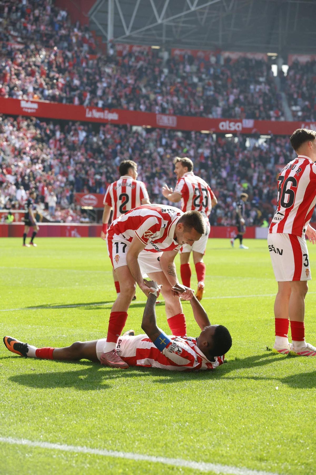 EN IMÁGENES: El partido entre el Sporting y el Valladolid en El Molinón