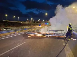 Los trabajadores del metal vuelven un día más a las barricadas y cortan los accesos a Cádiz