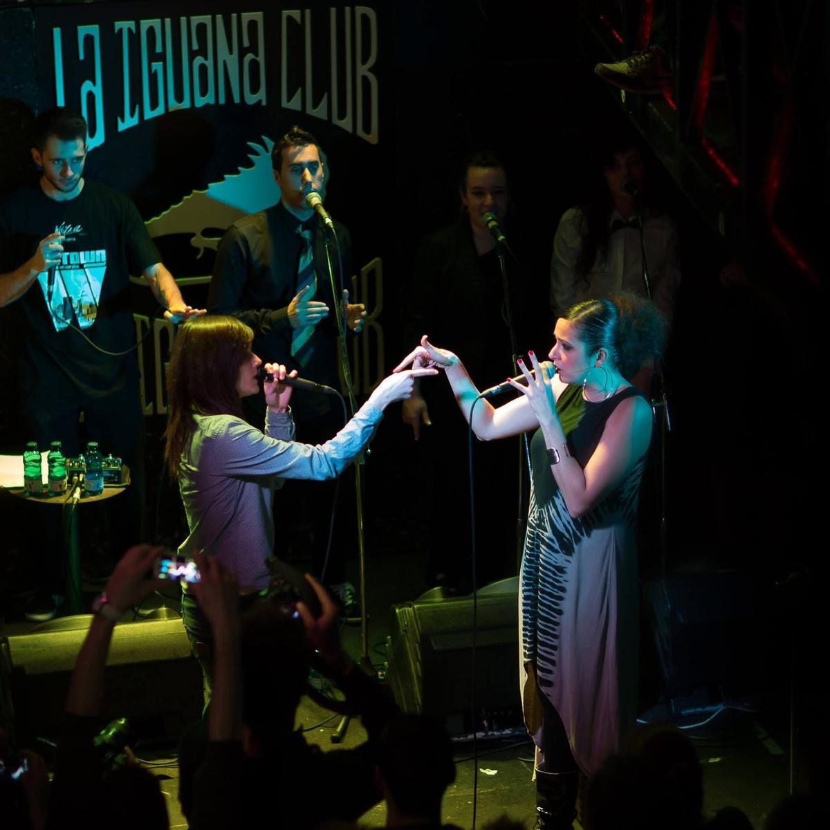 Wöyza y Seila cantando juntas en La Iguana.