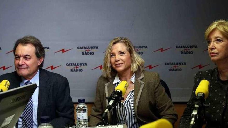 Artur Mas junto a las exconsejeras Joana Ortega e Irene Rigau, con las que compartirá banquillo. // Efe