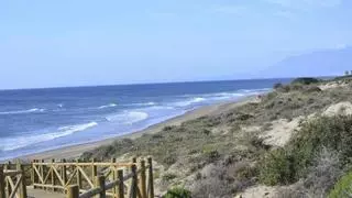 Este es el municipio de Málaga que tiene una de las pocas dunas fósiles de la provincia: a media hora de la capital y con aguas cristalinas