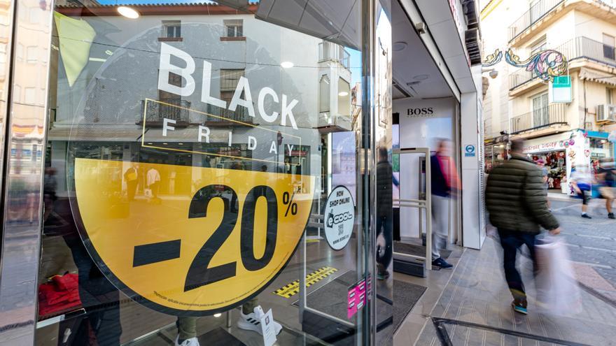 Jornada de Black Friday en Benidorm: las tiendas de la ciudad se llenan de clientes