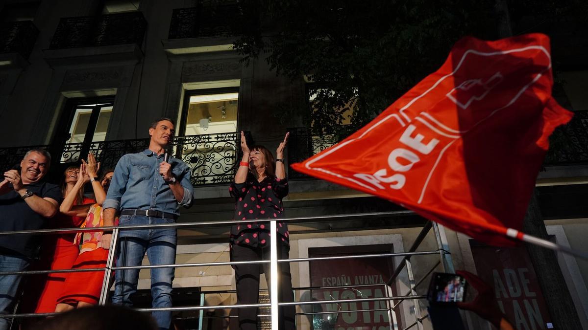 Pedro Sánchez am Wahlabend vor seinen Anhängern.