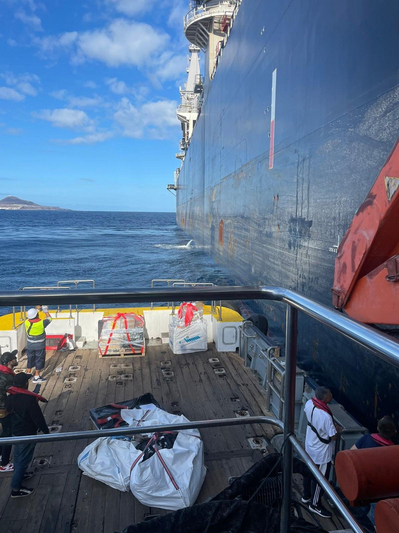 Pioneering Spirit, el buque más grande del mundo, cambia su tripulación en el Puerto de Las Palmas