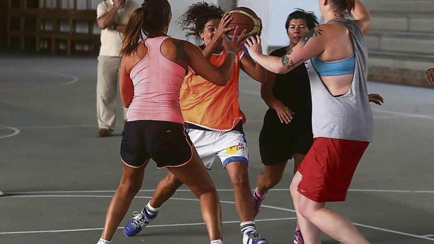 Las veteranas de la Zona Sur, durante un reciente entrenamiento. // Marcos Canosa