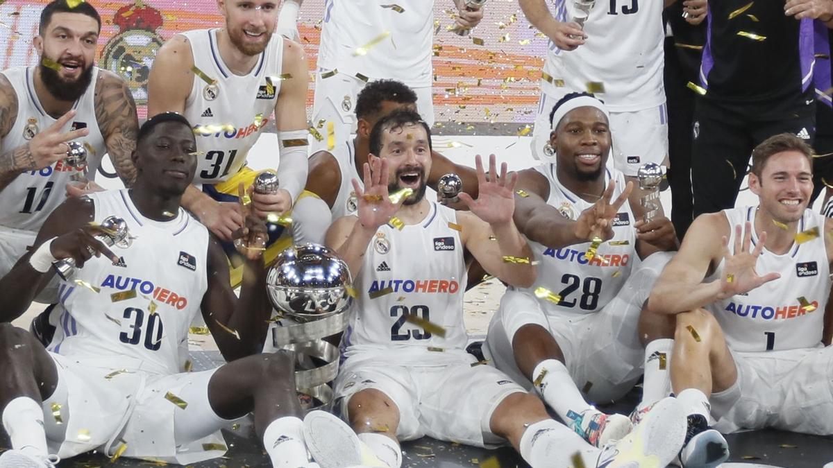 Los jugadores del Real Madrid posan con el trofeo tras su victoria ante el Barcelona