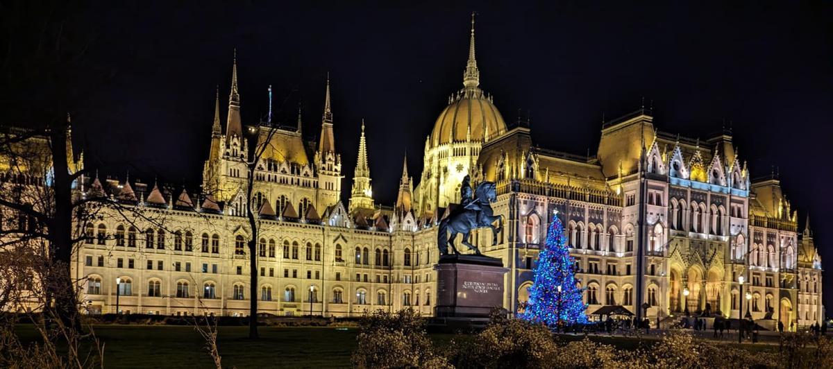 Un árbol de Navidad en la plaza del Parlamento de Budapest.
