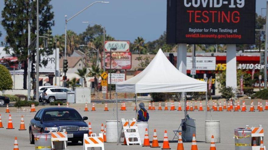 California impone un toque de queda durante un mes