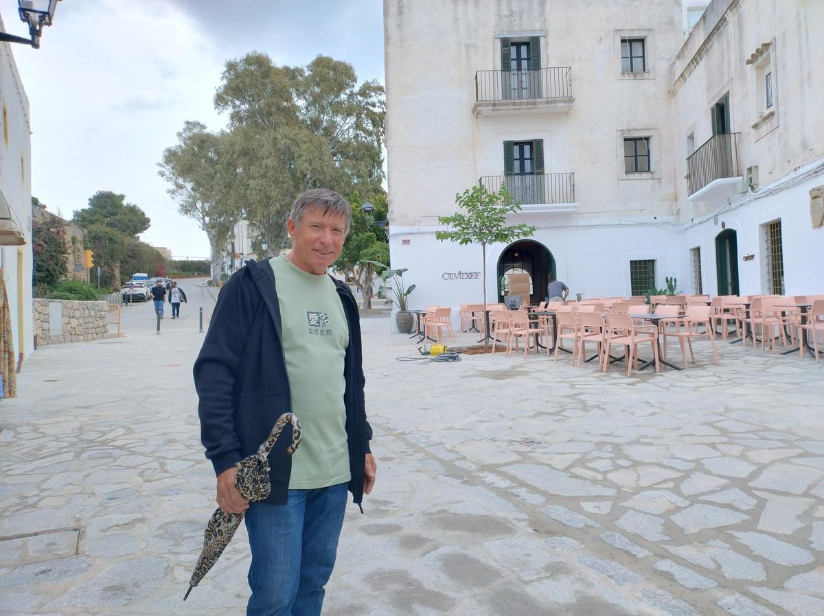 Ramón Martínez, en la Plaça dels Desemparats.