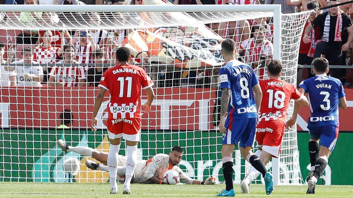 Paulo Gazzaniga, aturant un penal contra l’Athletic la temporada passada.