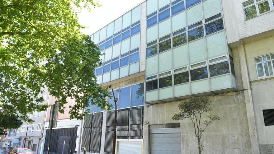 Fin a 60 años de banca en la calle Orillamar de A Coruña: el Santander cierra las oficinas que empezaron con el Pastor