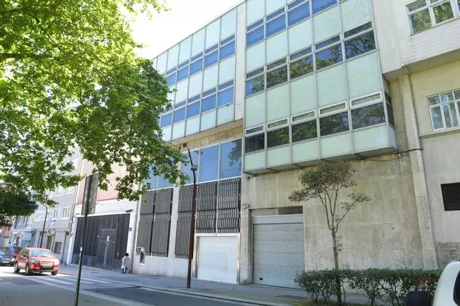 Fin a 60 años de banca en la calle Orillamar de A Coruña: el Santander cierra las oficinas que empezaron con el Pastor