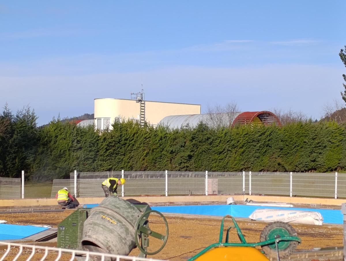 Operarios de la empresa adjudicataria trabajan este martes en las obras de reforma integral de las piscinas de La Morgal, en Llanera.