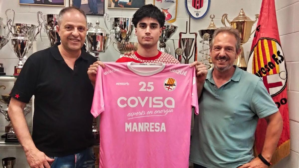 David Terrats, al centre, ascendeix a la primera plantilla del Covisa
