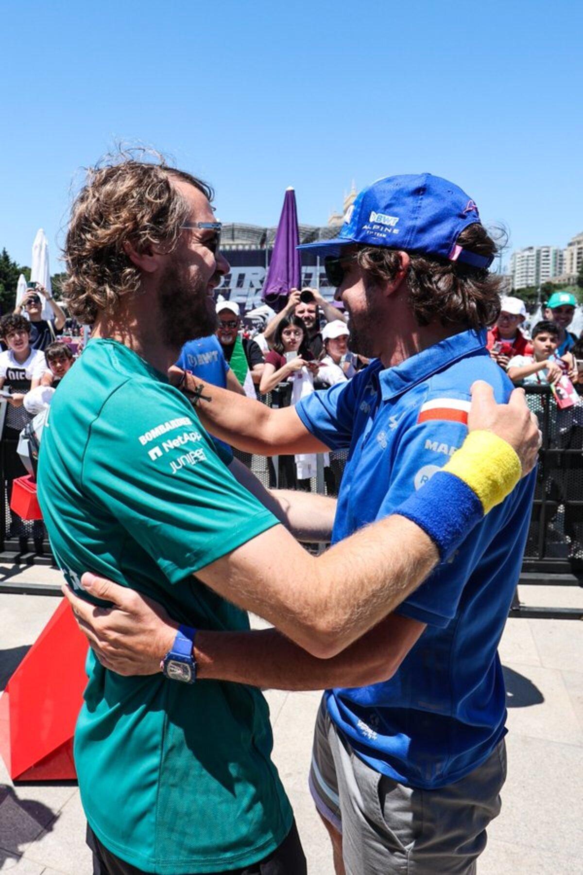 El abrazo entre Sebastian Vettel y Fernando Alonso.