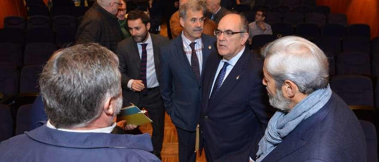 Parte de la directiva del Colegio de Médicos en un congreso celebrado en su sede en Pontevedra. // G.S.