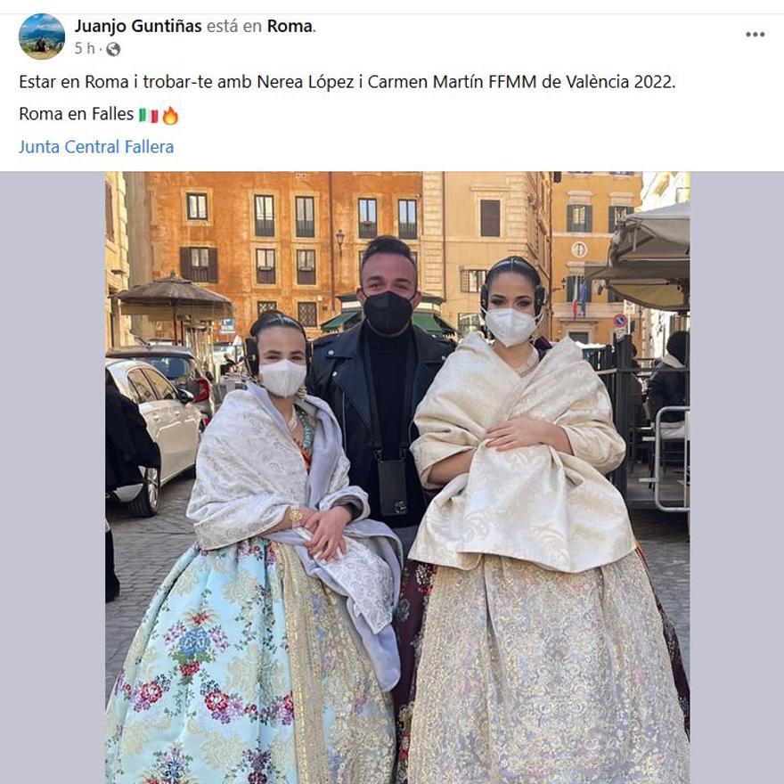 Falleros maravillados de estar en Roma y....