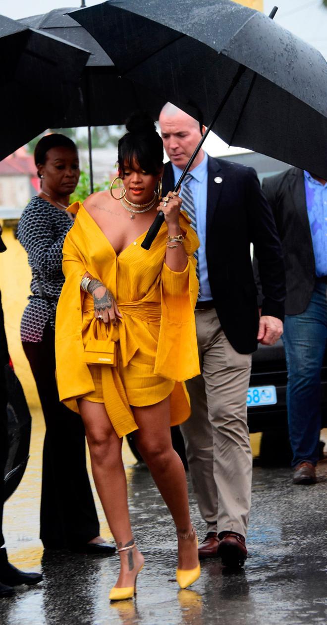 Rihanna con un 'total look' en amarillo para inaugurar la calle que lleva su nombre