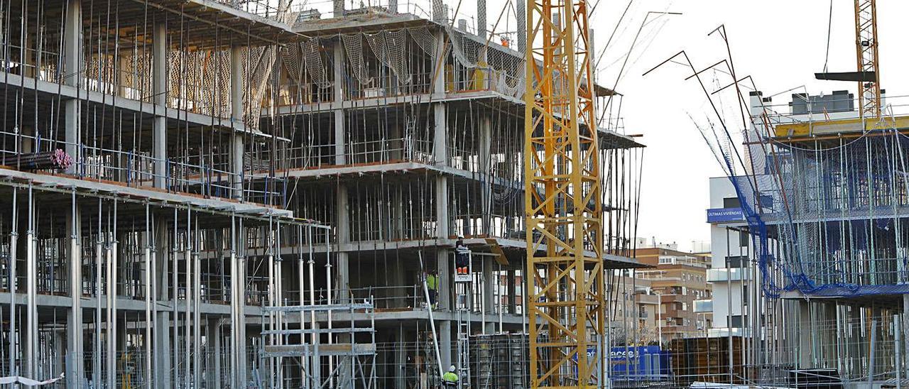 Construcción de edificios de viviendas en el Port de Sagunt. | DANIEL TORTAJADA