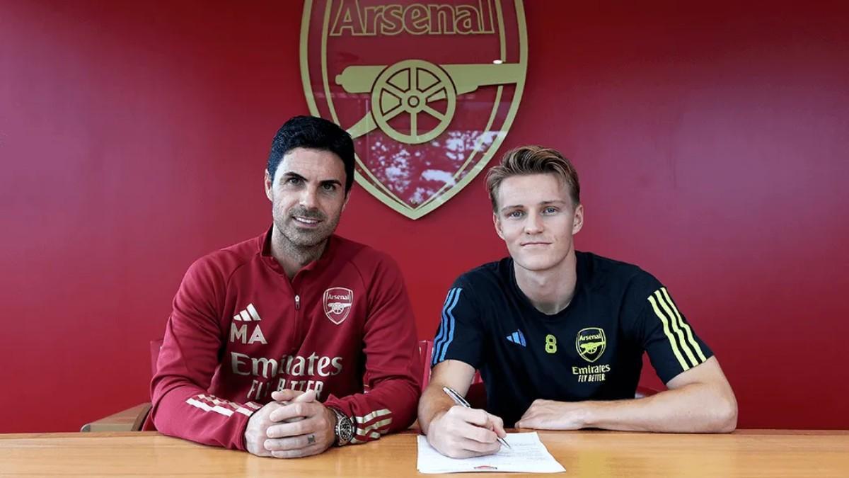 Odegaard, junto a Arteta, firmando su nuevo contrato