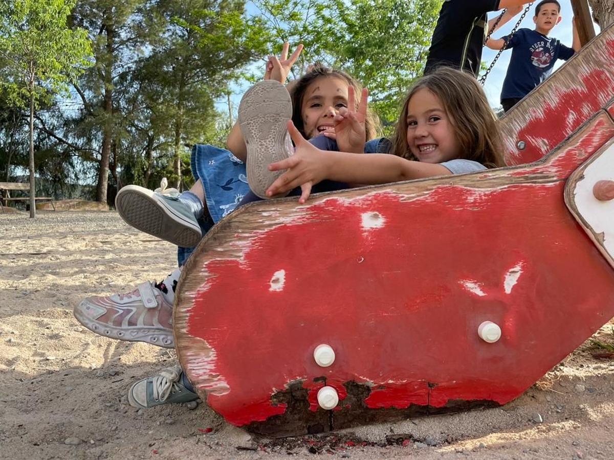 Dos niñas juegan en el tobogán de Marines Viejo que los vecinos denuncian que deben ser reparado.