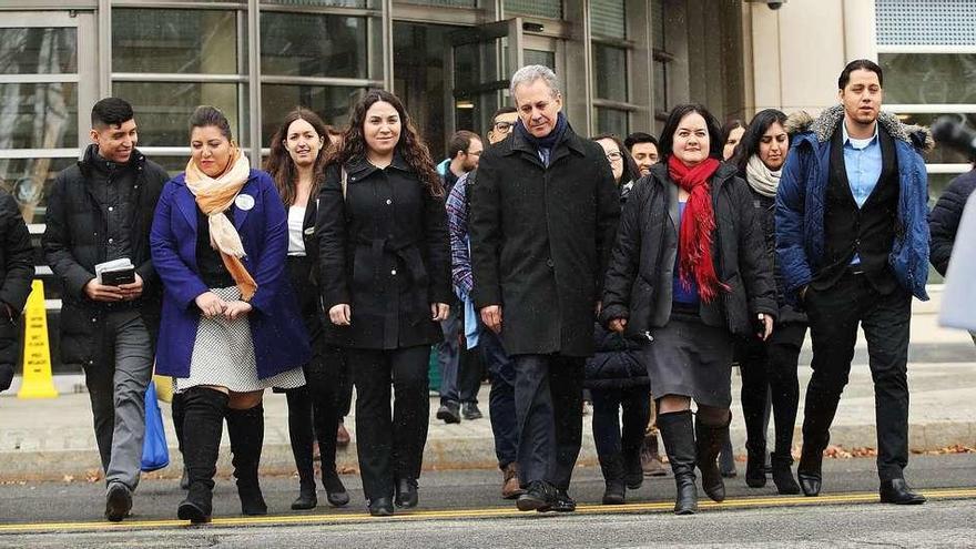 El fiscal general del Estado de Nueva York, Eric Schneiderman, en el centro, con representantes de &quot;dreamers&quot; y otros inmigrantes. // AFP