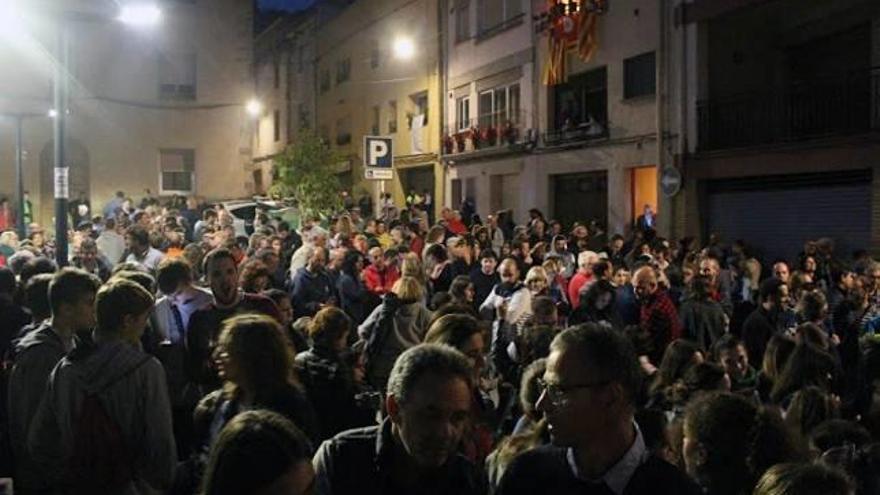 Multitud davant la biblioteca de Moià l&#039;1 d&#039;octubre