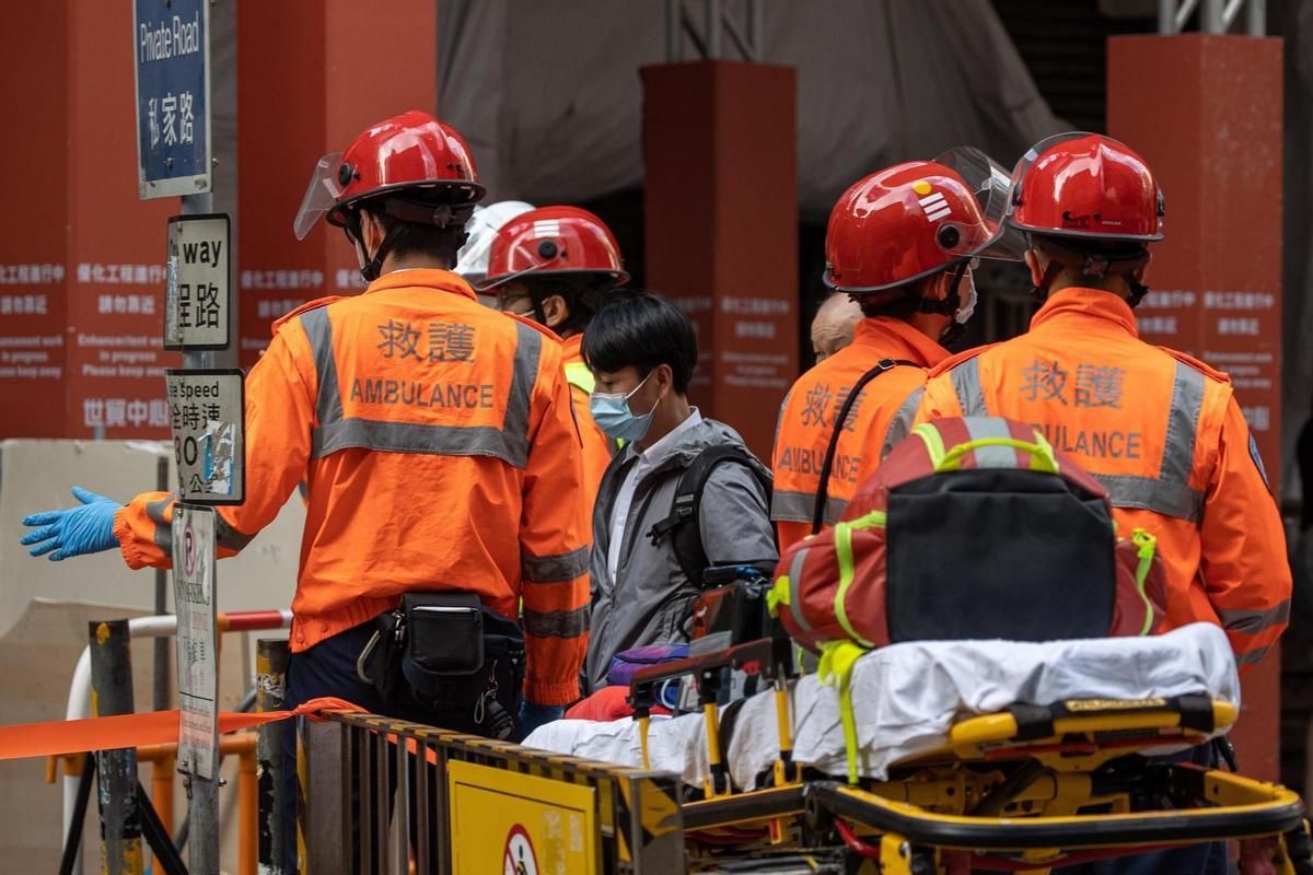 Centenares de atrapados por un incendio en un edificio de 39 plantas en Hong Kong