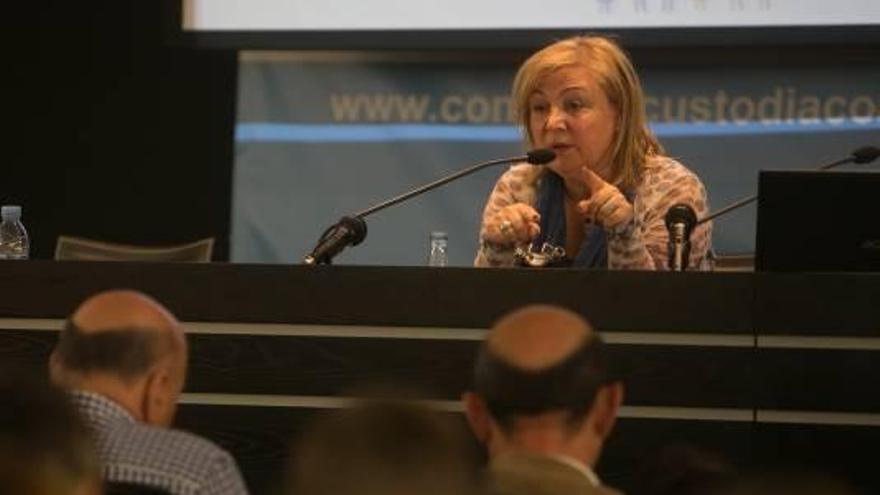 La abogada Mª Paz Antón durante su ponencia sobre la necesidad de la figura del abogado defensor del menor.