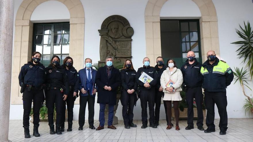 Miguel Ángel Torrico, junto al personal de la Policía Local encargados del servicio Agente Tutor, en el IES Góngora