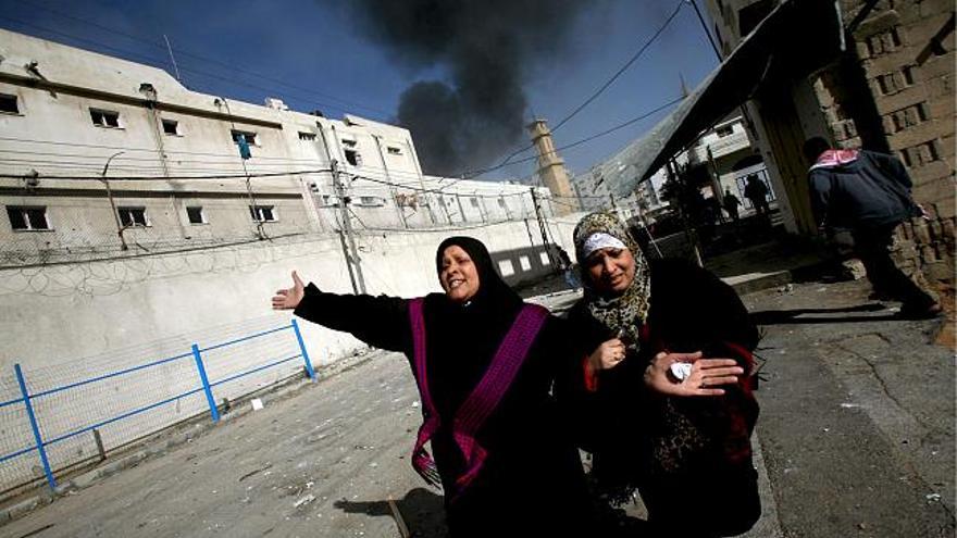 Mujeres palestinas lloran tras un ataque israelí con misiles sobre la ciudad de Gaza, franja de gaza, hoy lunes 28 de diciembre. Al menos 271 palestinos han muerto y 900 han resultado heridos en el bombardeo aéreo israelí en la franja de Gaza iniciado ayer y que ha continuado esta madrugada con unos veinte ataques. EFE/Mohammed Saber