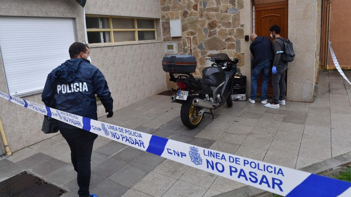 La Policía Científica, junto a la vivienda de la víctima, tras localizarse el cadáver. |   // VÍCTOR ECHAVE