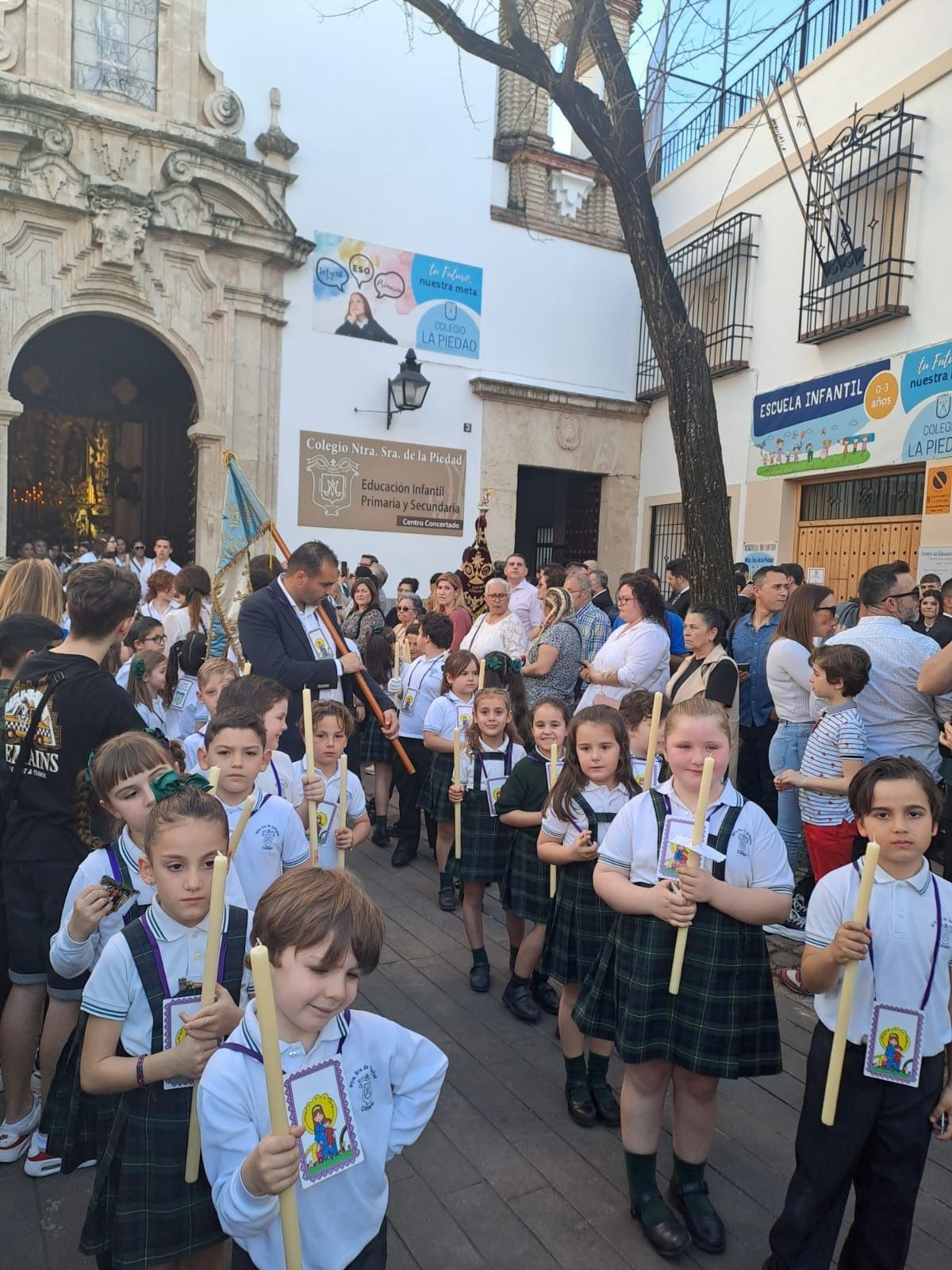 Alumnos del colegio de la Piedad a las puertas de su centro