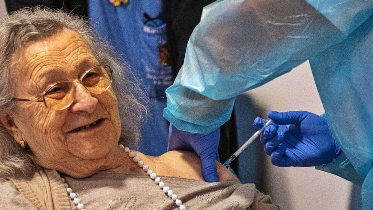 Avelina Serrano fuela primera vacunadaen Balears.