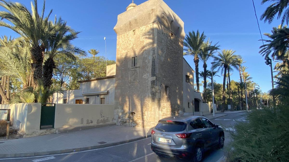 Torre de Ressemblanch junto al instituto de La Torreta de Elche con lonas en la zona de las almenas tras el riesgo de caídas de cascotes