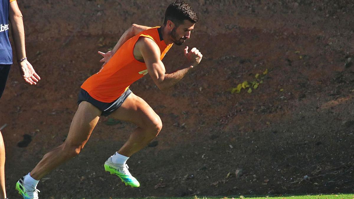 El capitán del Valencia CF, Gayà, esprinta durante un entrenamiento.  | F. CALABUIG/SD