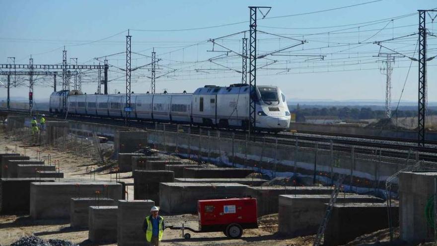 Un tren en pruebas pasa por las obras de la nueva estación de Medina del Campo.