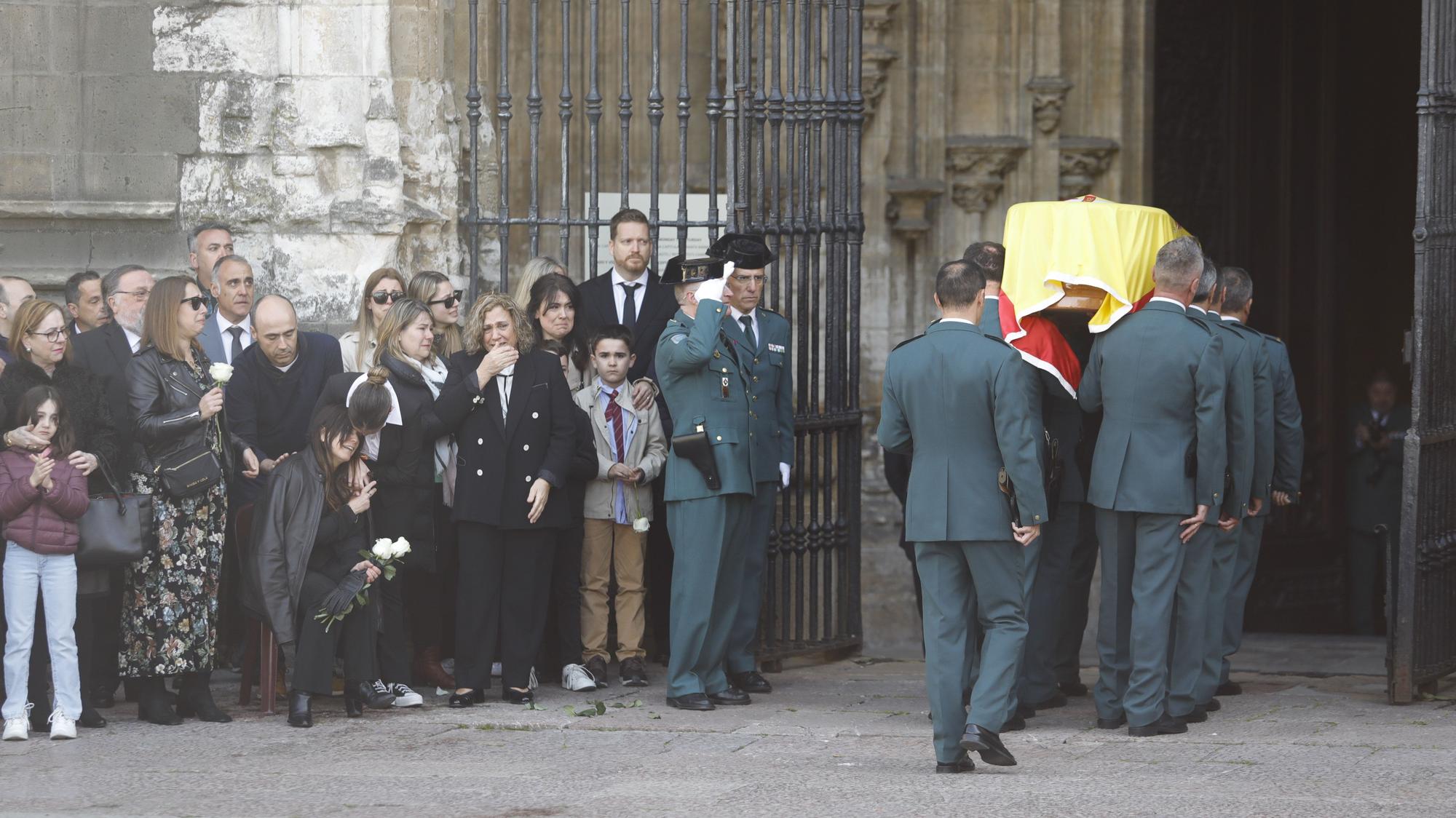 En imágenes: funeral en la catedral de Oviedo del guardia civil que evitó una masacre ciclista en Pravia