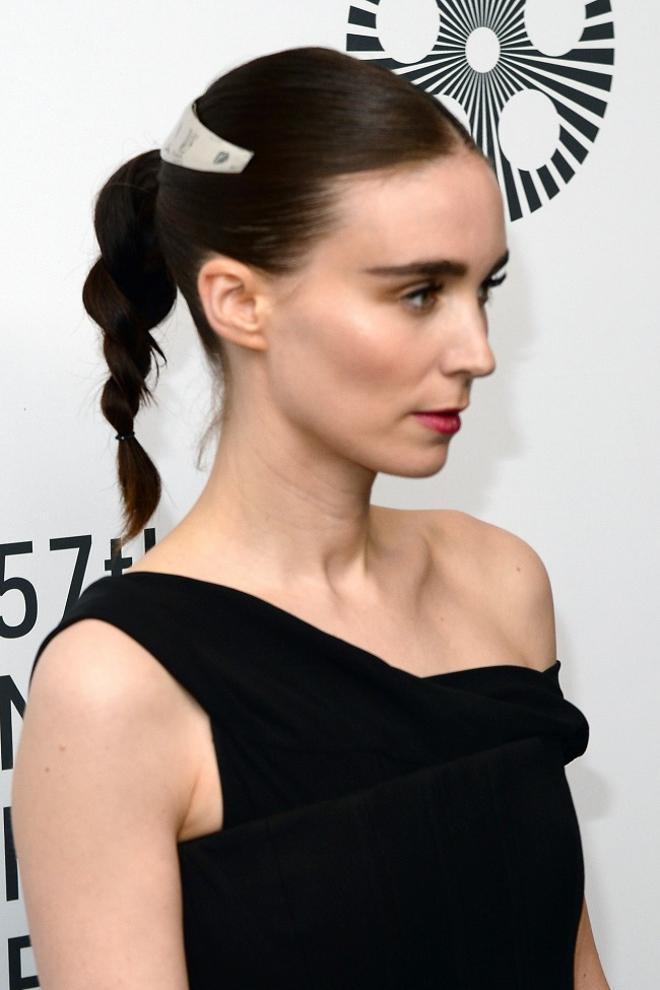 Rooney Mara con coleta, trenza y corona metalizada