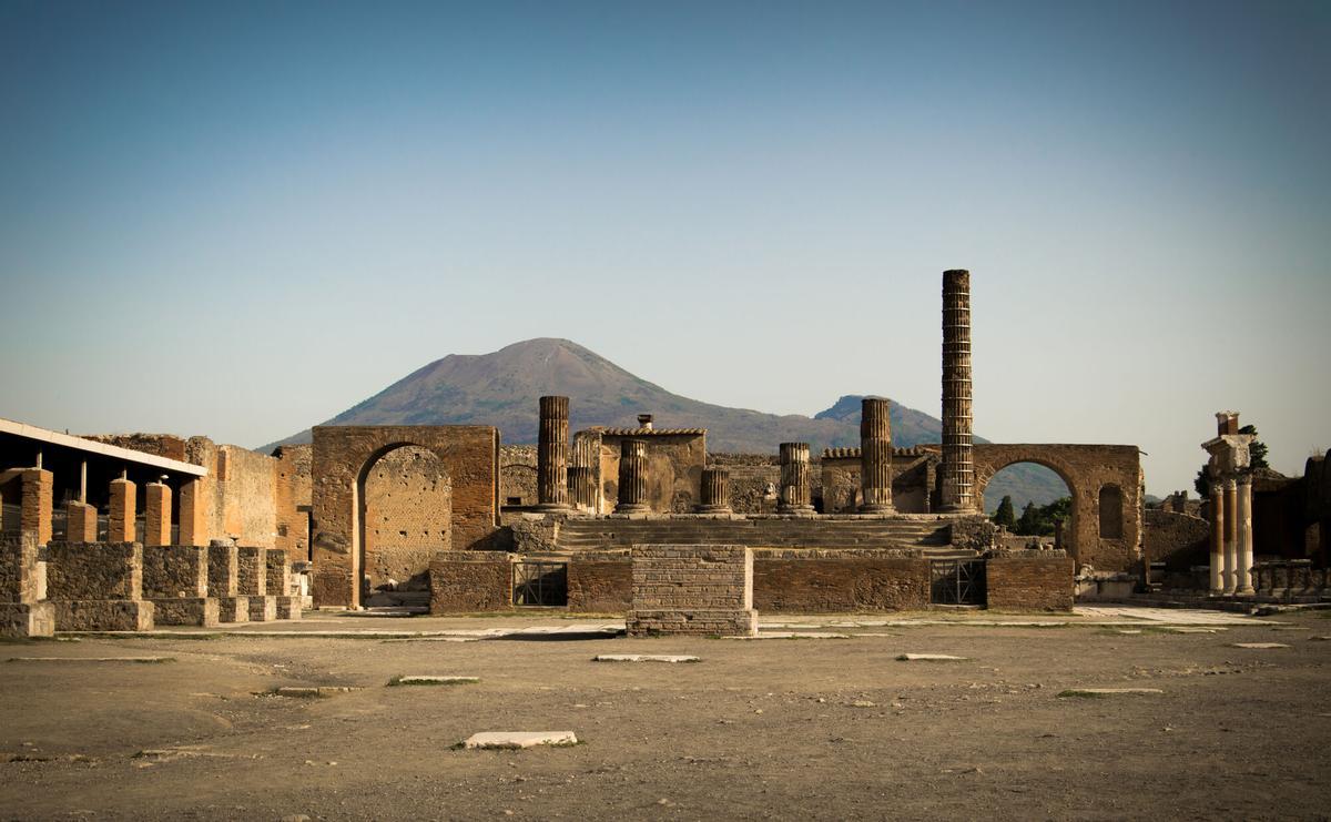 Foro de Pompeya, vista al norte del Templo Capitolino y del Vesubio.