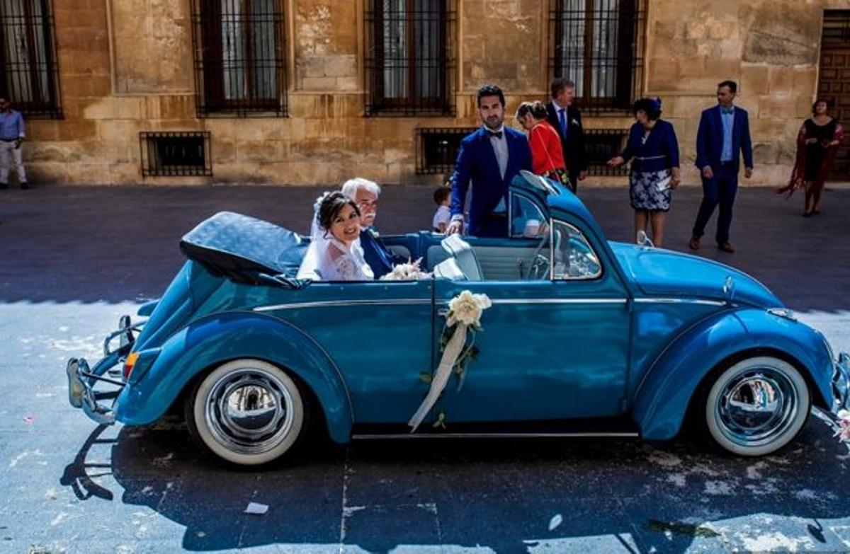 Fotos imprescindibles en tu boda: el coche de la novia llegando