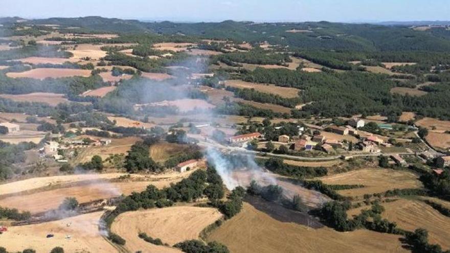 Un foc crema uns 4.000 metres quadrats de terreny agrícola a Pinell de Solsonès
