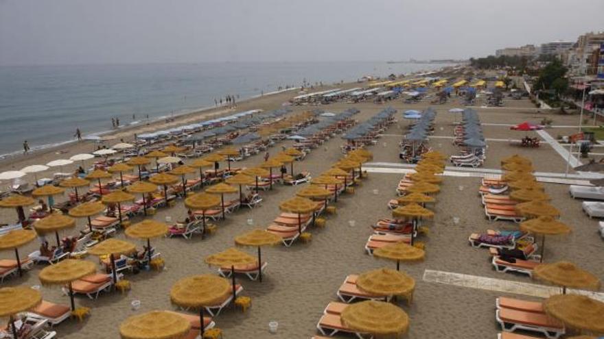 La playa de la Carihuela de Torremolinos, que no obtiene dicha calificación, ya que para recibir el distintivo hay que pagar, algo que a lo que renuncian muchos ayuntamientos.